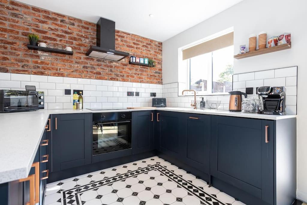Railway House - Central Warrington - Sleeps 6 Екстер'єр фото