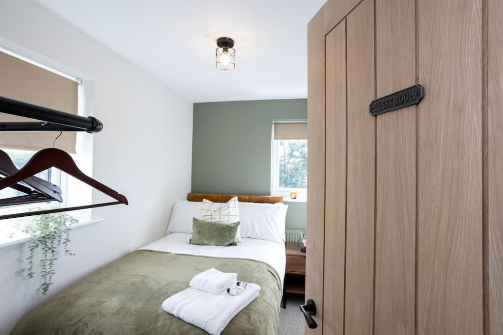 Railway House - Central Warrington - Sleeps 6 Екстер'єр фото