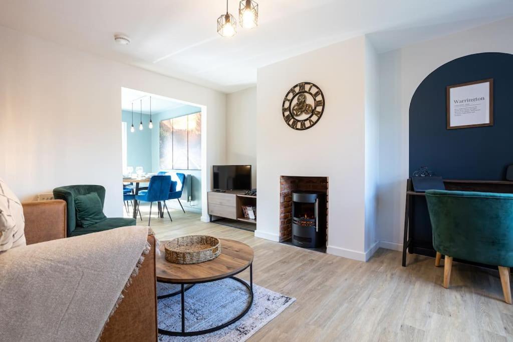 Railway House - Central Warrington - Sleeps 6 Екстер'єр фото
