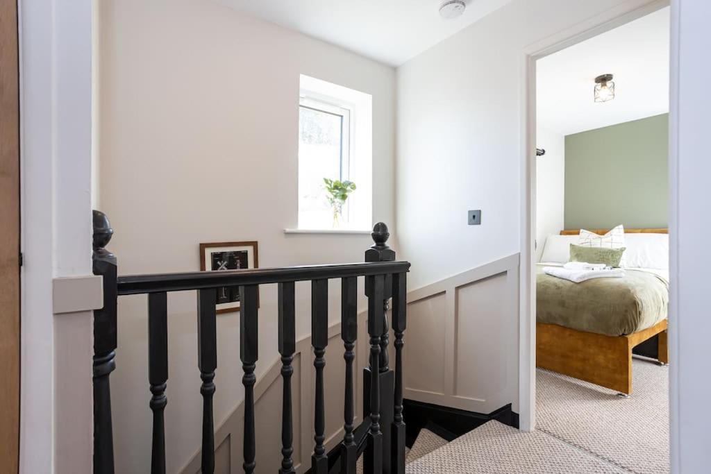 Railway House - Central Warrington - Sleeps 6 Екстер'єр фото