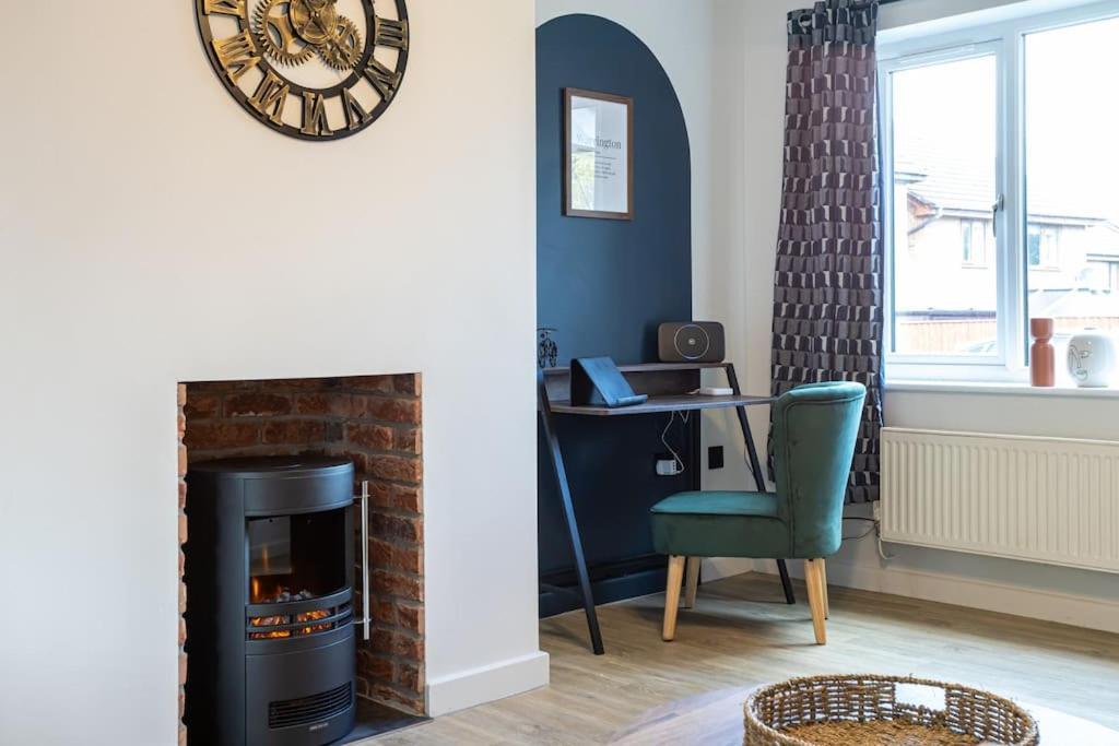 Railway House - Central Warrington - Sleeps 6 Екстер'єр фото