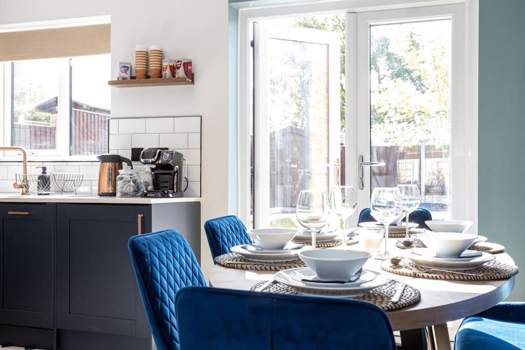 Railway House - Central Warrington - Sleeps 6 Екстер'єр фото