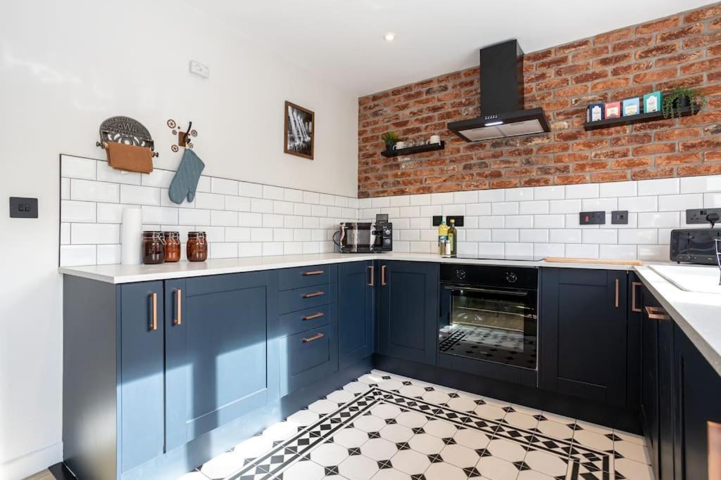 Railway House - Central Warrington - Sleeps 6 Екстер'єр фото