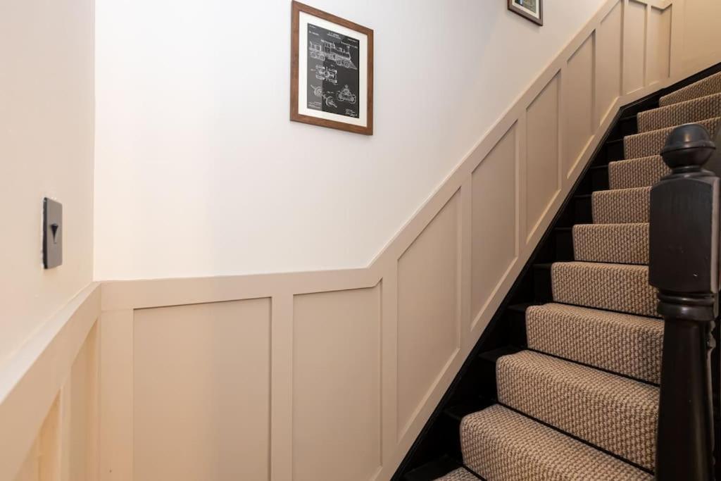 Railway House - Central Warrington - Sleeps 6 Екстер'єр фото
