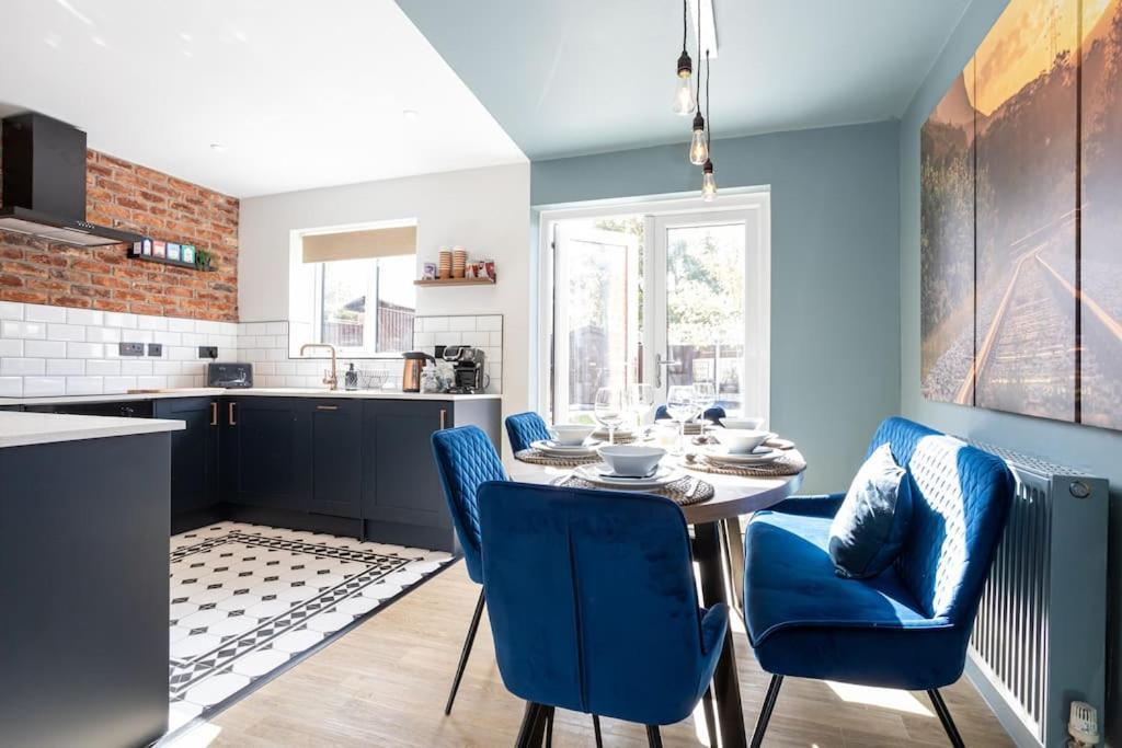 Railway House - Central Warrington - Sleeps 6 Екстер'єр фото