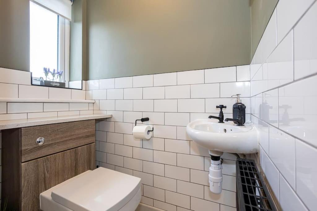 Railway House - Central Warrington - Sleeps 6 Екстер'єр фото